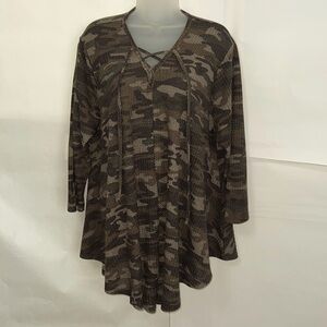 C'est La Vie Womens Camo 3/4 sleeve Top Size 2X Green Camo Flowy Loose Fit